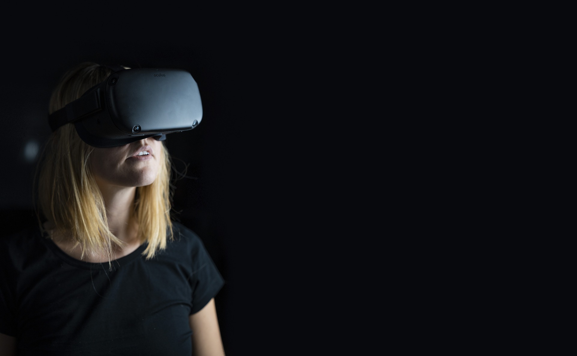 Une participante découvre une expérience immersive en 3D temps réel