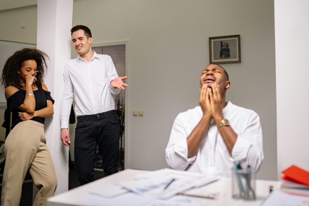 Un homme noir mis à part et moqué par ses collègues